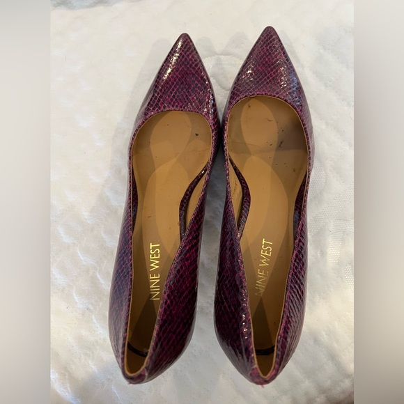 Nine West women’s kitten heels, purple snake skin - Picture 4 of 4